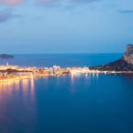 Vista al anochecer del municipio de Calpe en Alicante, Comunidad Valenciana © Ayuntamiento de Calpe